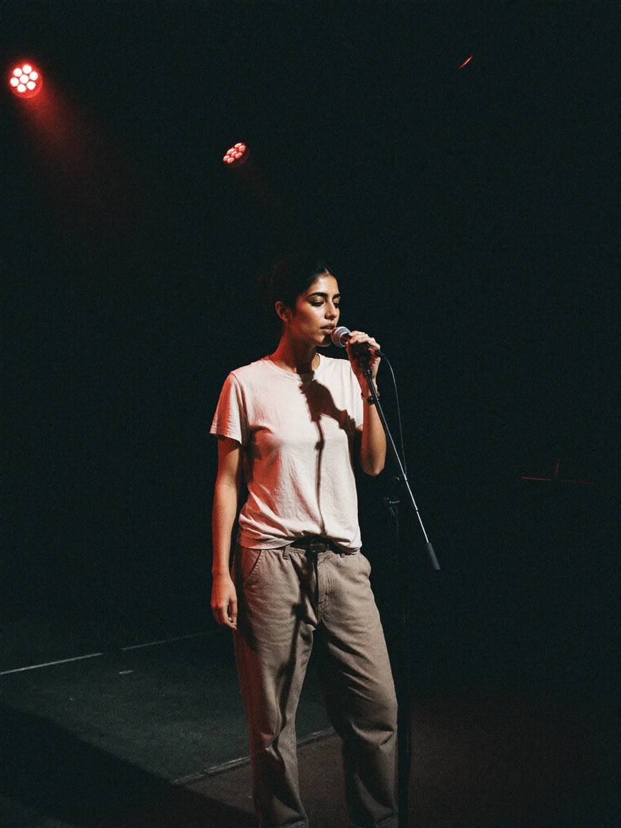 No palco sob luzes vermelhas